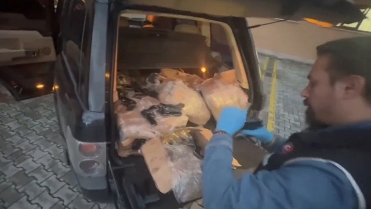 Silah kaçakçılarına dev operasyon! Çok sayıda ruhsatsız tabanca ele geçirildi Silah kaçakçılarına dev operasyon! Çok sayıda ruhsatsız tabanca ele geçirildi - 1. Resim