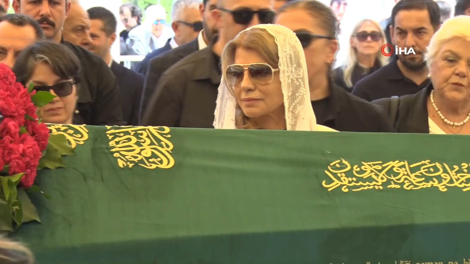 Tansu Çiller'in eşi Özer Uçaran Çiller son yolculuğuna uğurlandı! Cumhurbaşkanı Erdoğan: Ülkemize ciddi manada hizmetleri oldu Tansu Çiller'in eşi Özer Uçaran Çiller son yolculuğuna uğurlandı! Cumhurbaşkanı Erdoğan: Ülkemize ciddi manada hizmetleri oldu - 2. Resim