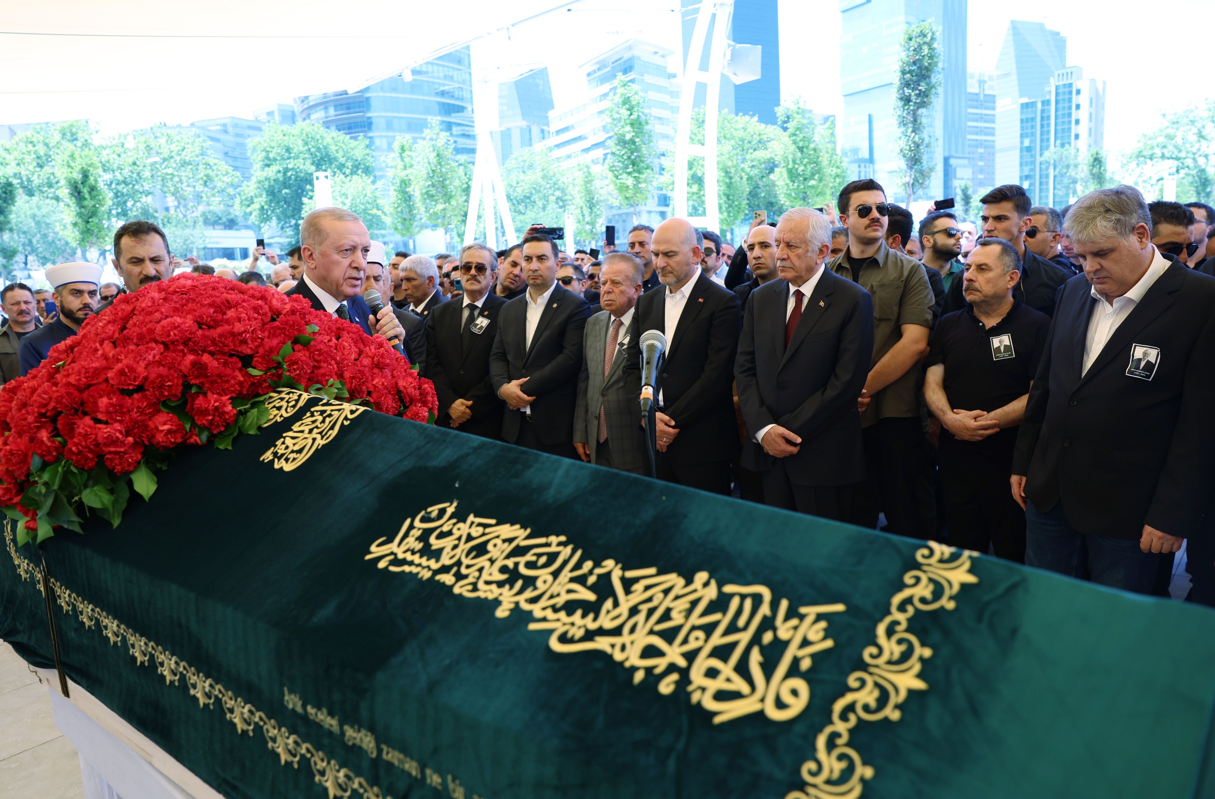 Tansu Çiller'in eşi Özer Uçaran Çiller son yolculuğuna uğurlandı! Cumhurbaşkanı Erdoğan: Ülkemize ciddi manada hizmetleri oldu Tansu Çiller'in eşi Özer Uçaran Çiller son yolculuğuna uğurlandı! Cumhurbaşkanı Erdoğan: Ülkemize ciddi manada hizmetleri oldu - 5. Resim