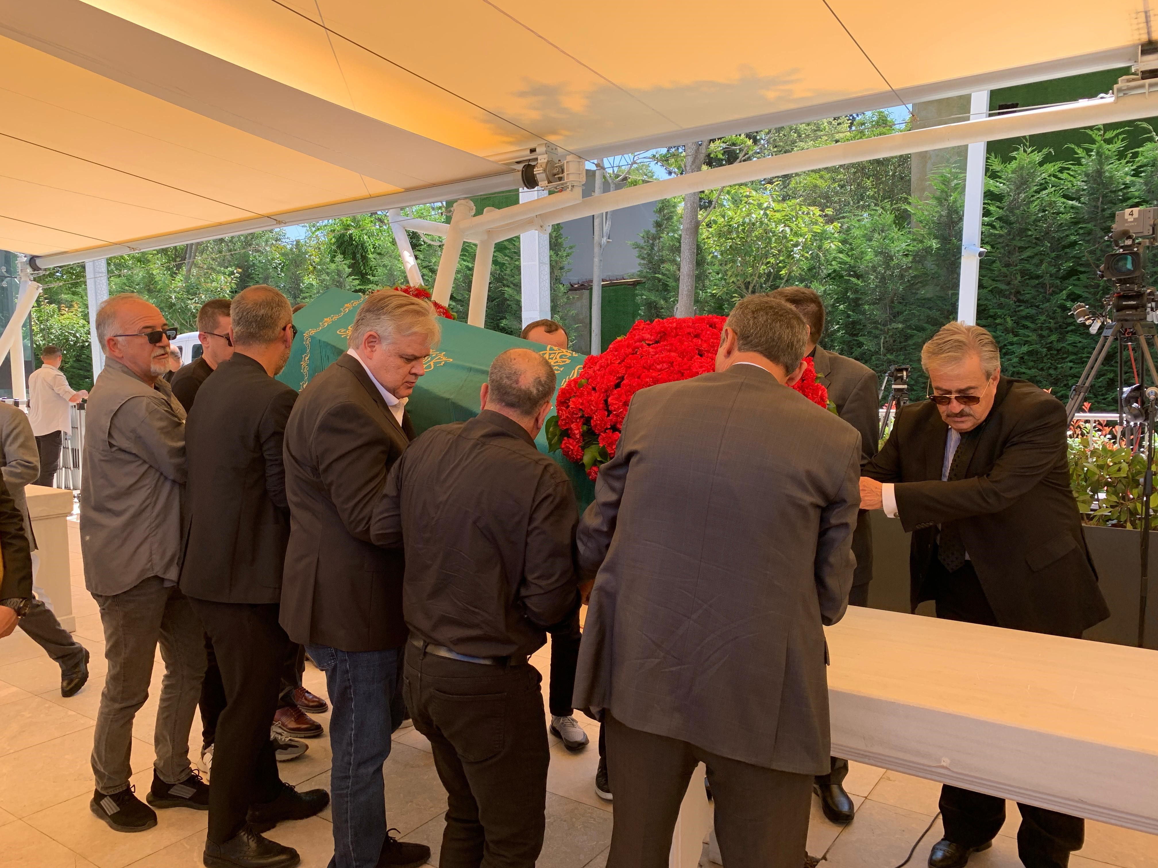 Tansu Çiller'in eşi Özer Uçaran Çiller son yolculuğuna uğurlandı! Cumhurbaşkanı Erdoğan: Ülkemize ciddi manada hizmetleri oldu Tansu Çiller'in eşi son yolculuğuna uğurlanıyor! - 1. Resim