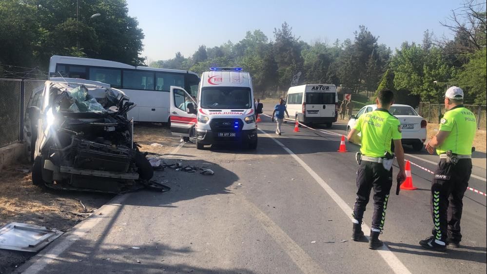 Tekirdağ'da can pazarı! İş servisi panelvan ile çarpıştı, ölü ve yaralılar var Tekirdağ'da can pazarı! İş servisi panelvan ile çarpıştı, ölü ve yaralılar var - 1. Resim