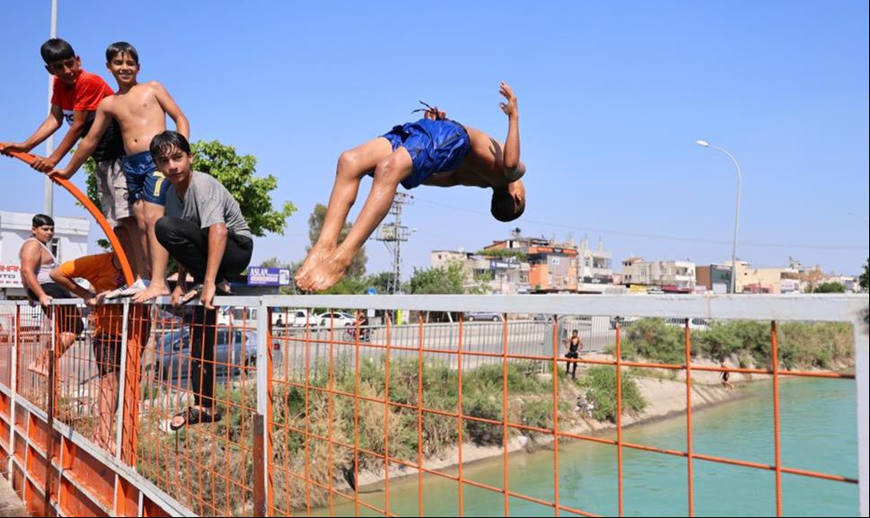 Yüzme bilmeden Adana'da sulama kanalına girenleri dövüyorlar: Anneleri ağlayacağına onlar ağlasın - 2. Resim