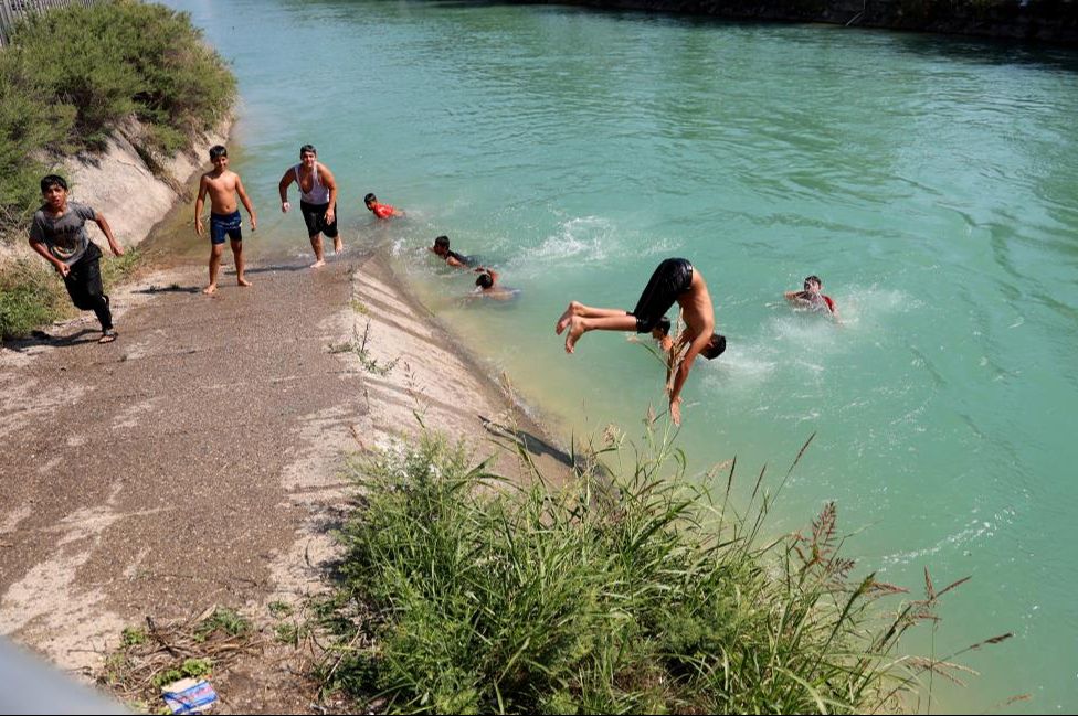 Yüzme bilmeden Adana'da sulama kanalına girenleri dövüyorlar: Anneleri ağlayacağına onlar ağlasın - 3. Resim