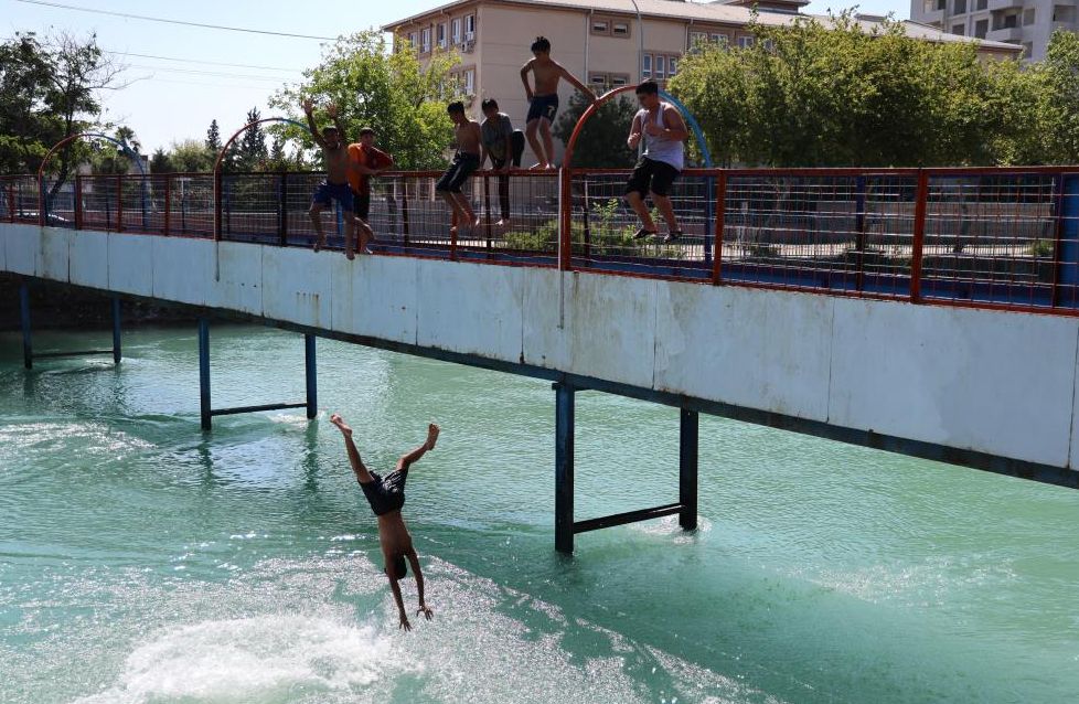Yüzme bilmeden Adana'da sulama kanalına girenleri dövüyorlar: Anneleri ağlayacağına onlar ağlasın - 1. Resim