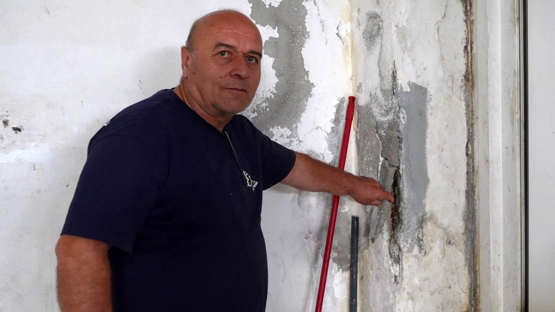 Bah&ccedil;elievler'de hasarlı bina i&ccedil;in akılalmaz tavsiye! &ldquo;&Ccedil;atlakları sıvayıp boyayın&rdquo; - 2. Resim