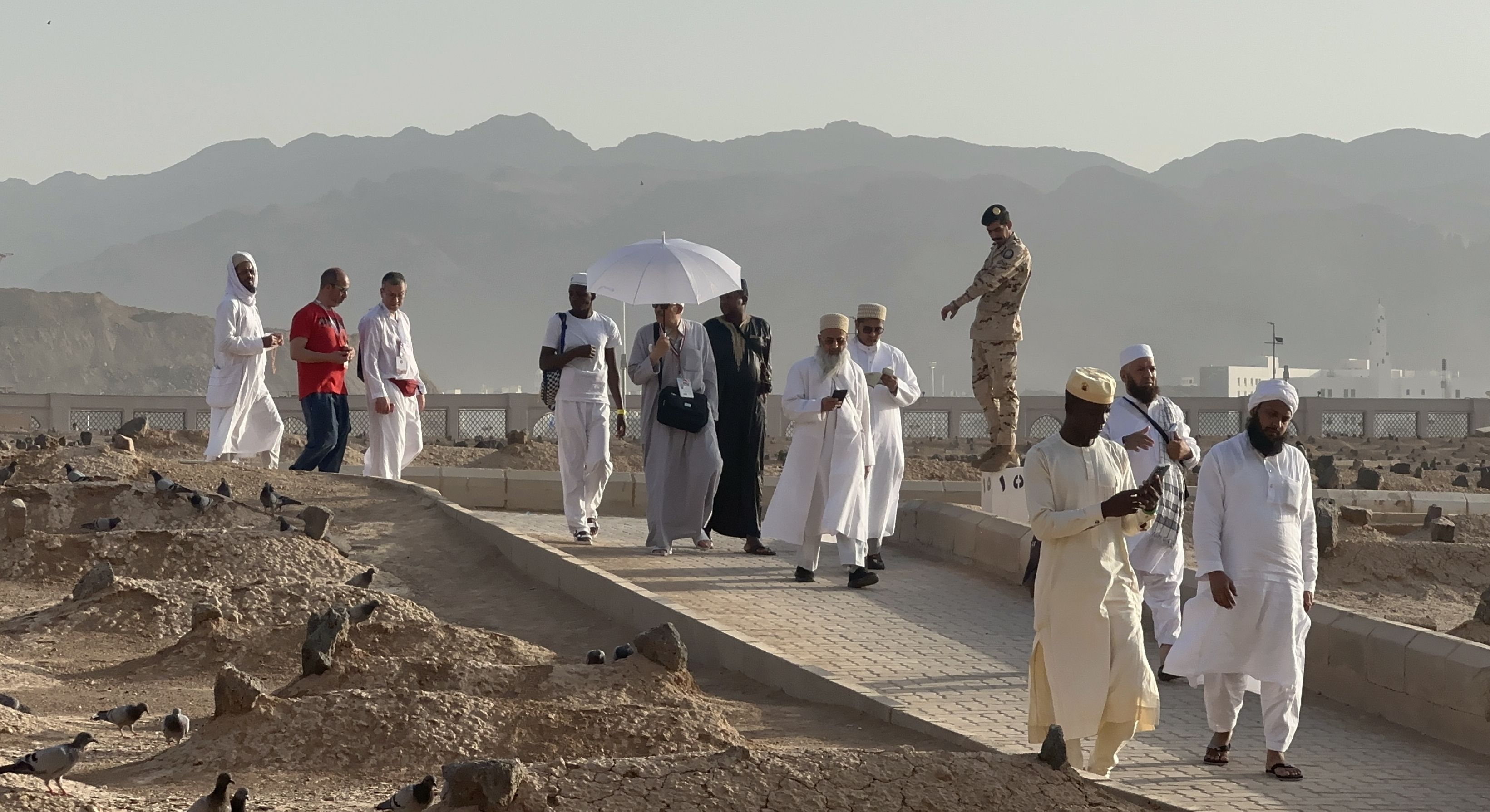 Cennetü'l Baki'ye ziyaretçi akını! Hacılar 10 bin sahabeyi ziyaret ediyor - 3. Resim
