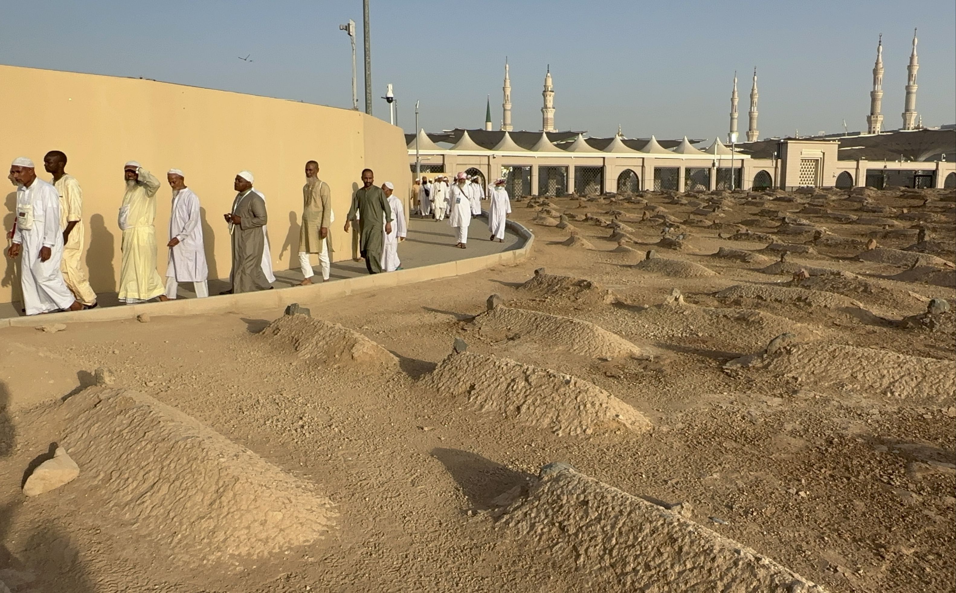 Cennetü'l Baki'ye ziyaretçi akını! Hacılar 10 bin sahabeyi ziyaret ediyor - 1. Resim