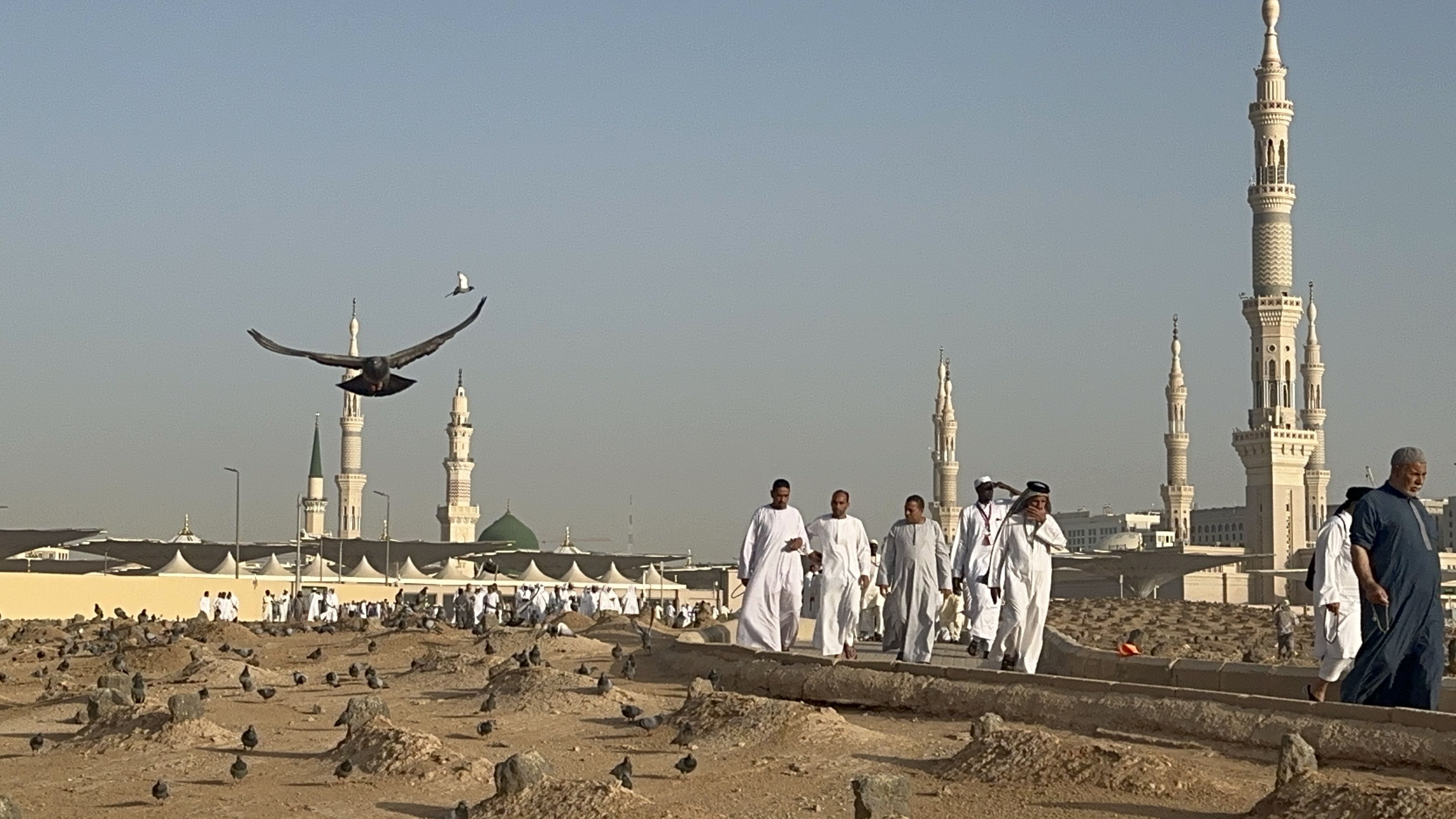 Cennetü'l Baki'ye ziyaretçi akını! Hacılar 10 bin sahabeyi ziyaret ediyor - 4. Resim