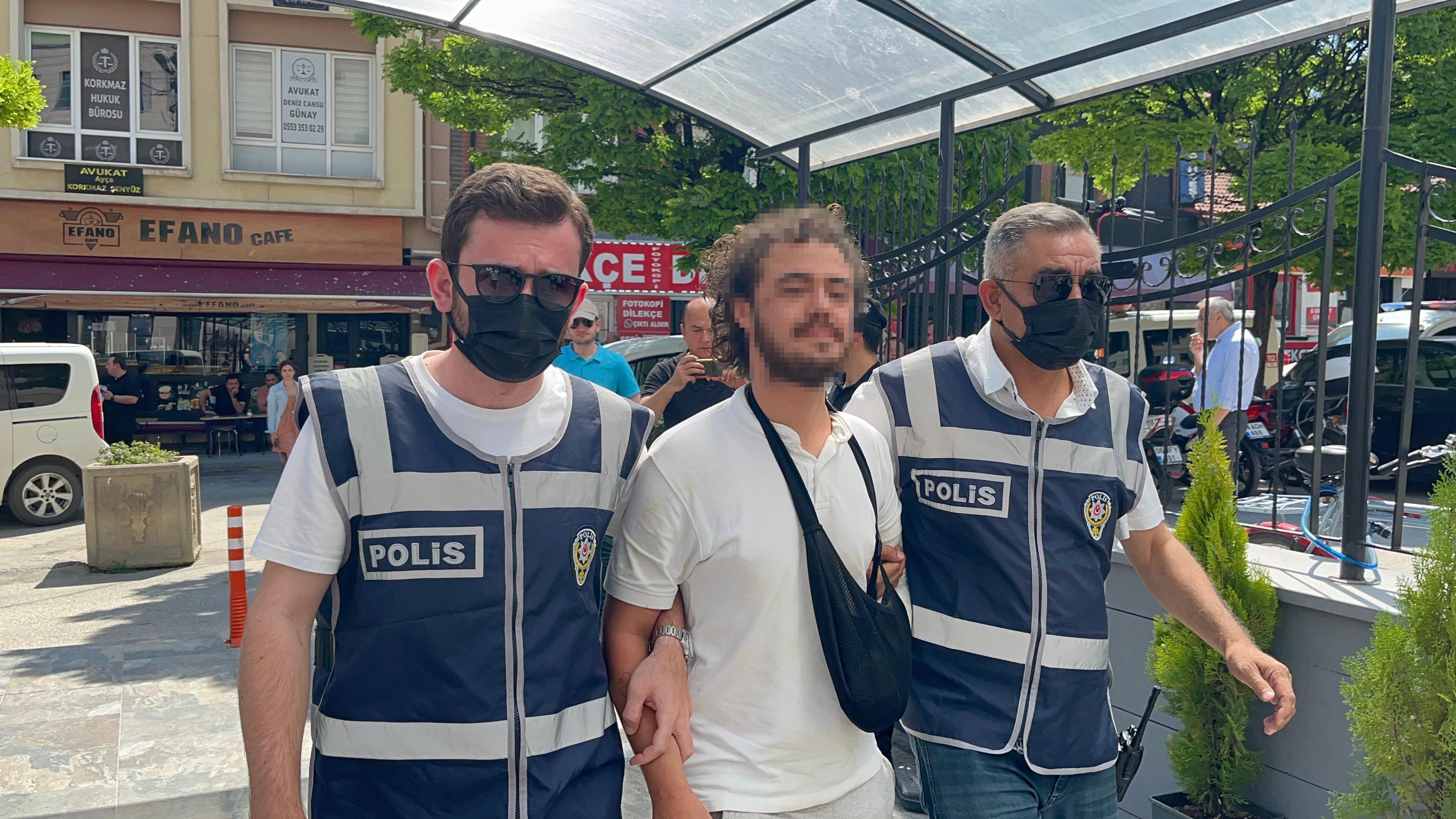 Eskişehir'de skandal olay! Cami cami gezip Kur'an-ı Kerim yırttı Eskişehir'de skandal olay! Cami cami gezip Kur'an yırttı - 1. Resim