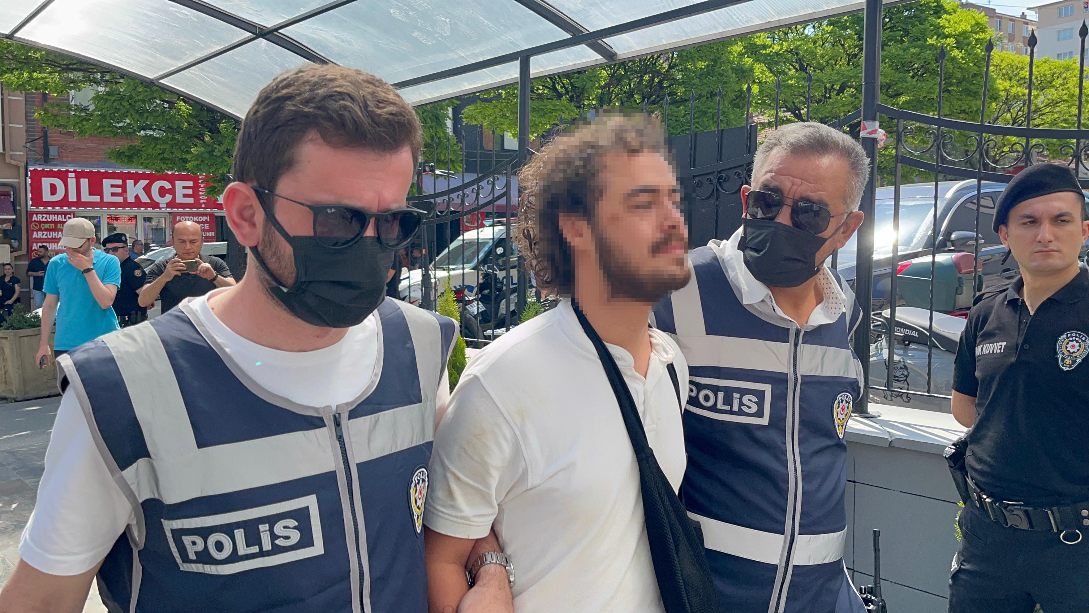 Eskişehir'de skandal olay! Cami cami gezip Kur'an-ı Kerim yırttı Eskişehir'de skandal olay! Cami cami gezip Kur'an yırttı - 2. Resim