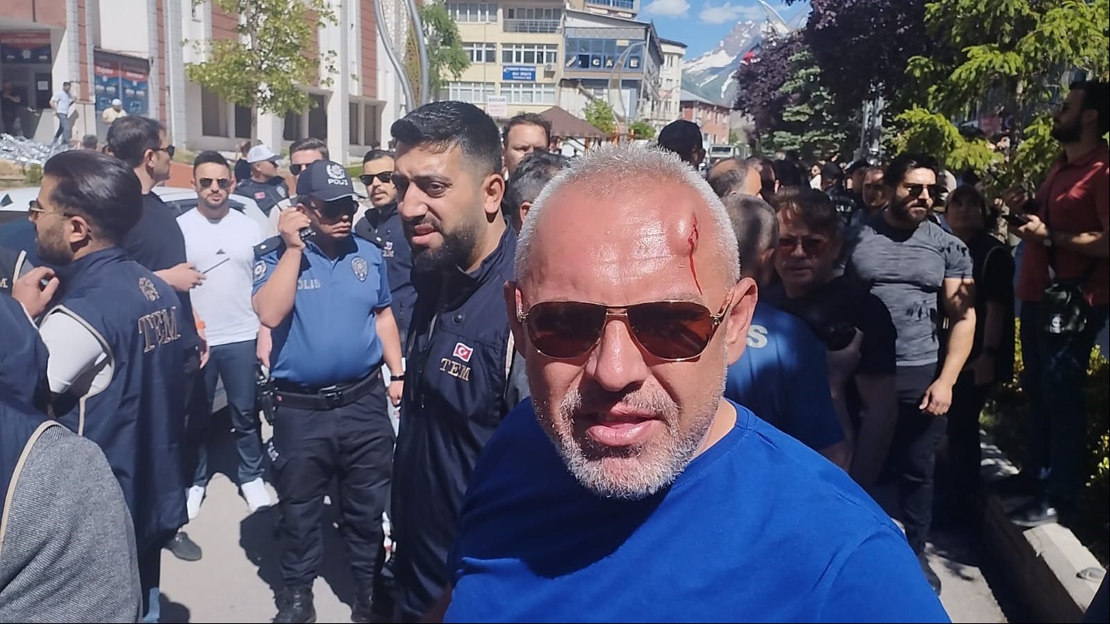 Hakkari’deki 'kayyım' protestosunda bir polis başından yaralandı - 3. Resim