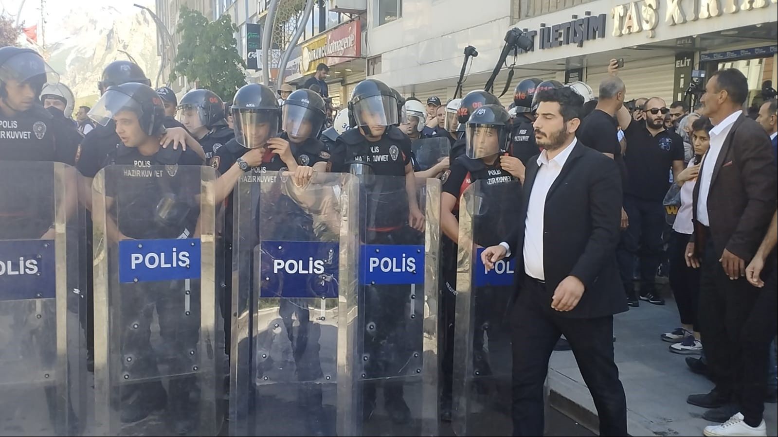 Hakkari’deki 'kayyım' protestosunda bir polis başından yaralandı - 2. Resim