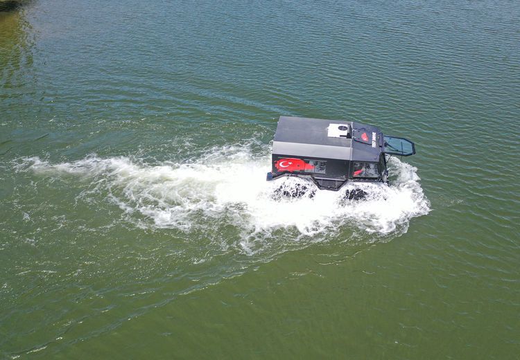 Hem karada hem de suda giden araç! Bursa'da üretiliyor, 12 ülkeye ihraç ediliyor Hem karada hem de suda giden araç! Bursa'da üretiliyor, 12 ülkeye ihraç ediliyor - 2. Resim