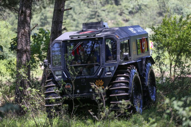 Hem karada hem de suda giden araç! Bursa'da üretiliyor, 12 ülkeye ihraç ediliyor Hem karada hem de suda giden araç! Bursa'da üretiliyor, 12 ülkeye ihraç ediliyor - 3. Resim