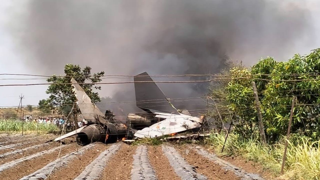 Hindistan&#039;da savaş uçağı düştü: Pilotlar canını o hareketle kurtardı