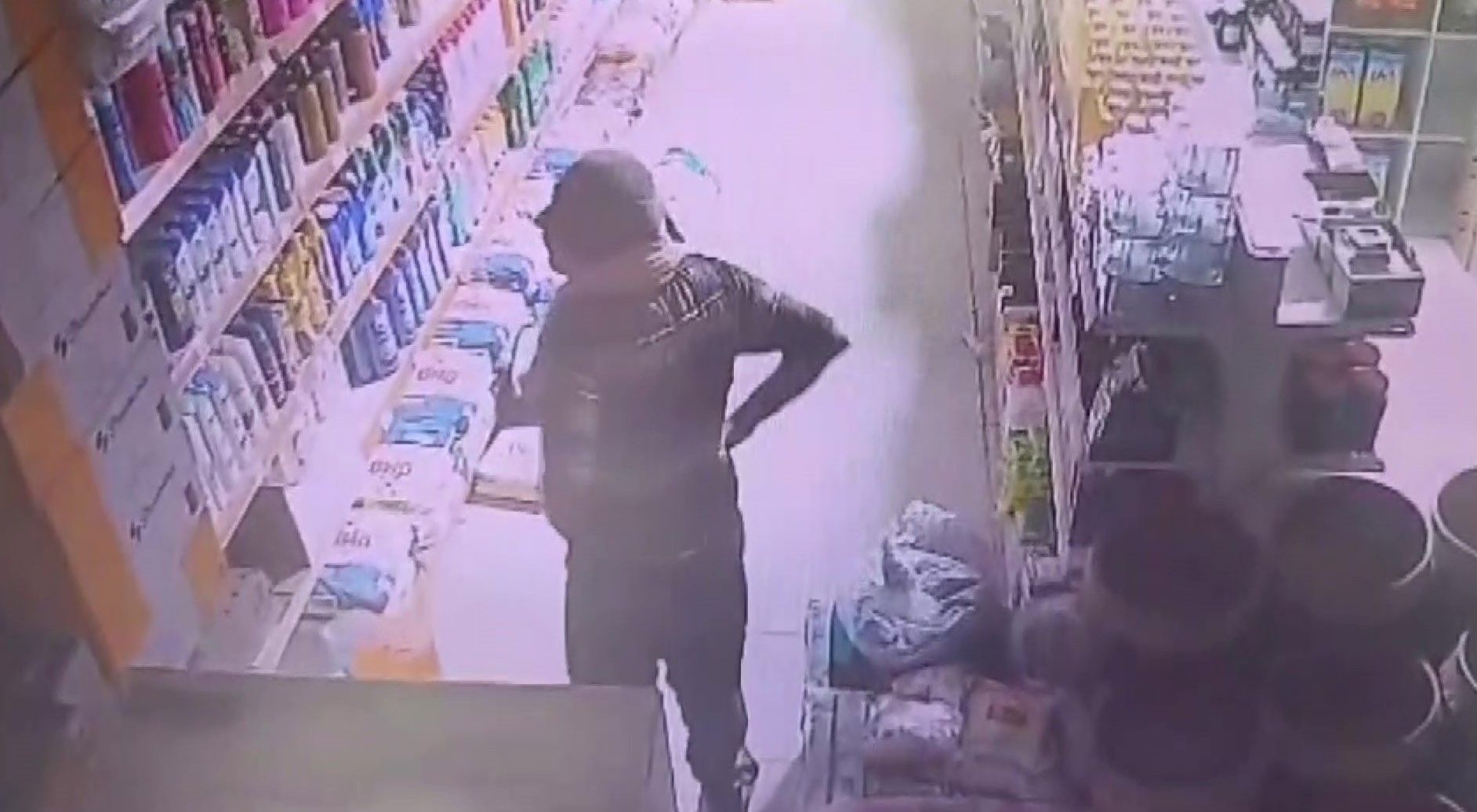 Mahallesindeki markete balyozla girip hırsızlık yaptı savunması yok artık dedirtti - 2. Resim