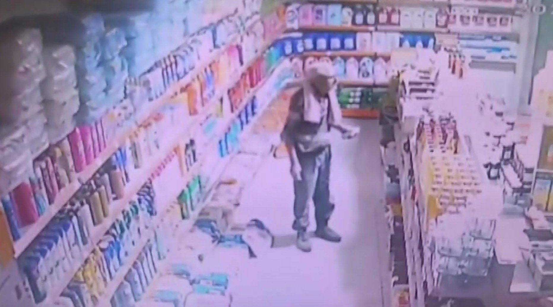 Mahallesindeki markete balyozla girip hırsızlık yaptı savunması yok artık dedirtti - 1. Resim