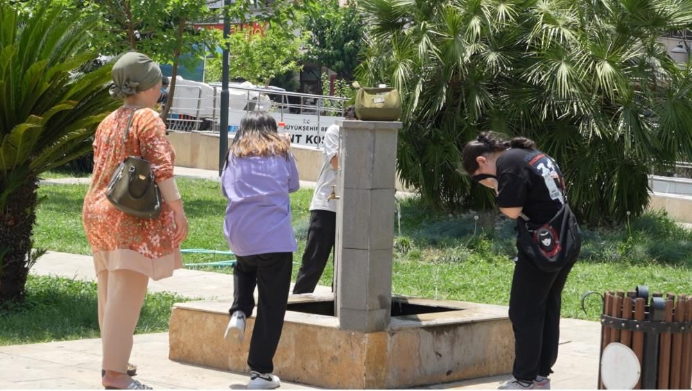 Manisa'da vatandaşlar 45 derecelik boğucu sıcakta zor anlar yaşadı - 1. Resim