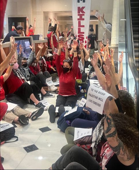 San Francisco'daki İsrail konsolosluğuna girerek İsrail'i protesto eden 70 kişi gözaltına alındı - 2. Resim