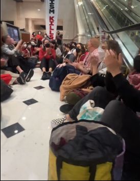 San Francisco'daki İsrail konsolosluğuna girerek İsrail'i protesto eden 70 kişi gözaltına alındı - 1. Resim