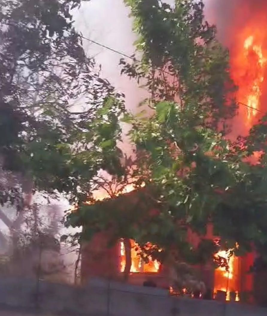 Sarıyer'de gecekondu alev alev yandı: Yaşlı kadını komşusu kurtardı - 2. Resim
