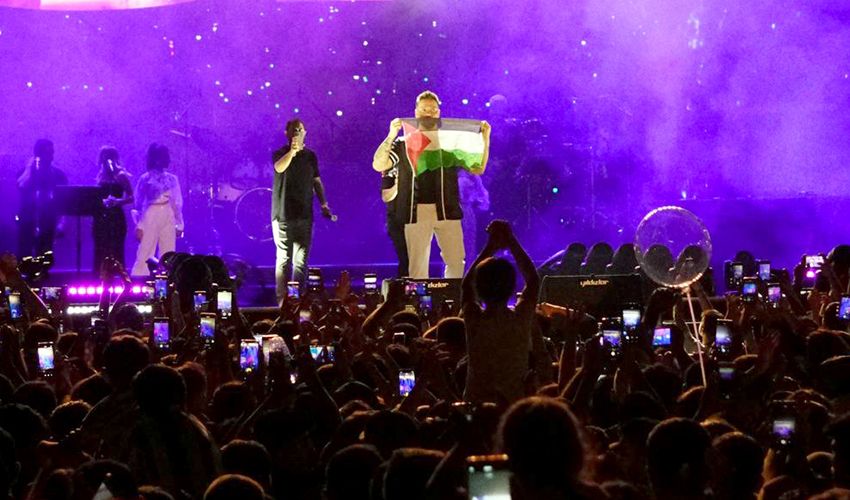 Sinan Akçıl konserinde ‘Özgür Filistin’ sloganları! Ünlü sanatçı bayrağı öpüp alnına koydu Sinan Akçıl konserinde ‘Özgür Filistin’ sloganları! Ünlü sanatçı bayrağı öpüp alnına koydu - 2. Resim