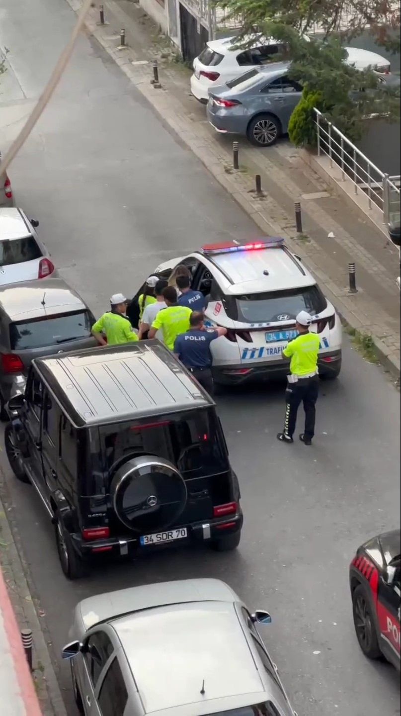 Üsküdar'da alkollü kadının umursamaz tavırları dikkat çekti! Önce araçlara çarptı sonra da... - 3. Resim