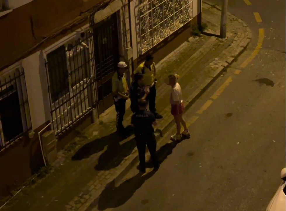 Üsküdar'da alkollü kadının umursamaz tavırları dikkat çekti! Önce araçlara çarptı sonra da... - 1. Resim
