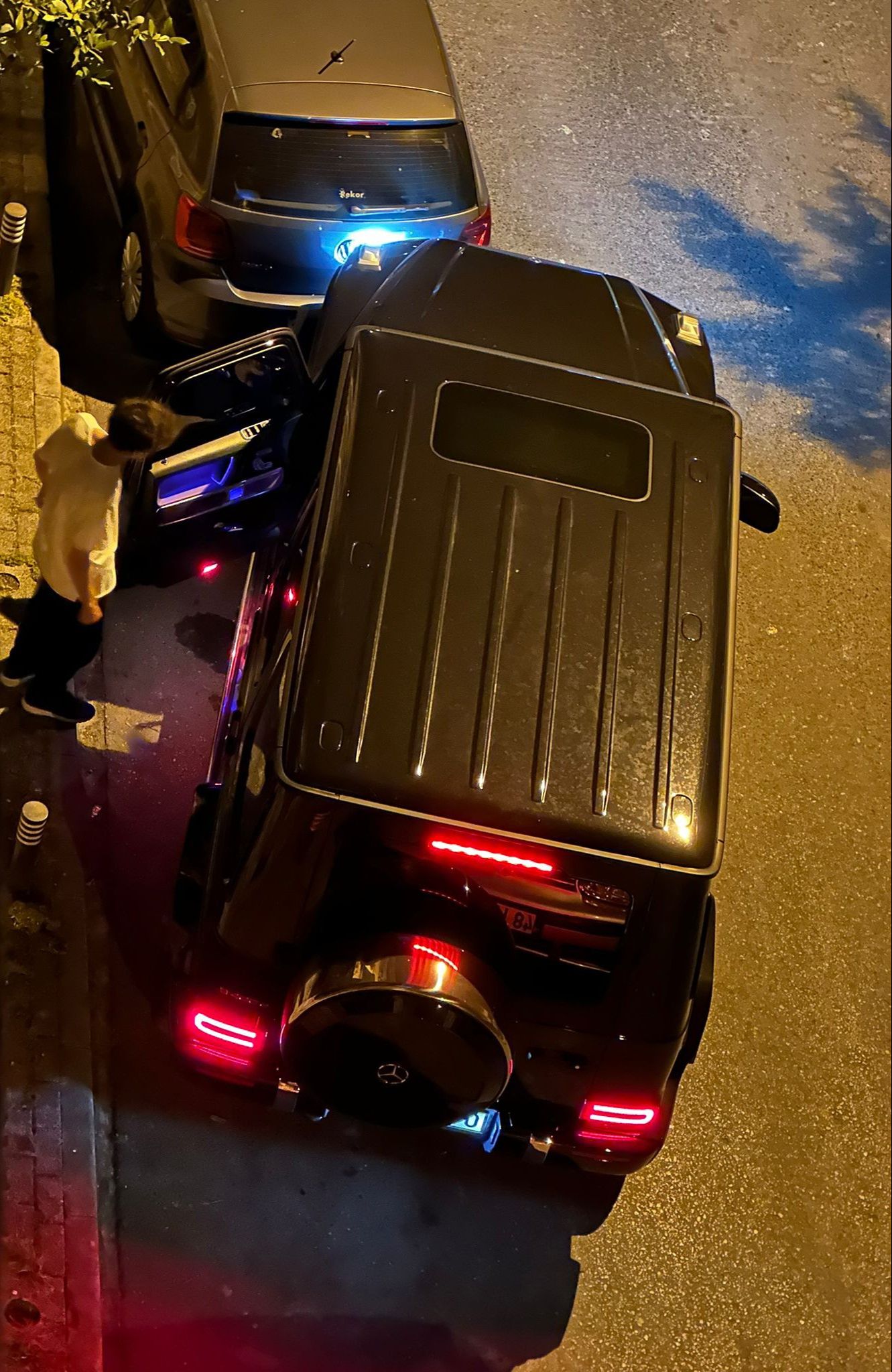 Üsküdar'da alkollü kadının umursamaz tavırları dikkat çekti! Önce araçlara çarptı sonra da... - 2. Resim