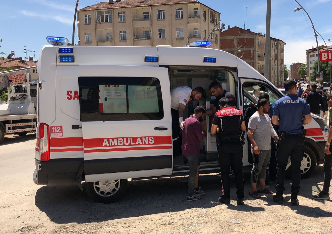 Zincir markette silahlı kavga: 3 yaralı - 1. Resim