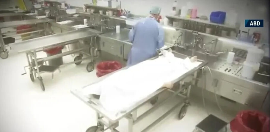 ABD'de ilginç cenaze! Ölüm saati verilen kadın cana geldi ABD'de ilginç cenaze! Ölüm saati verilen kadın cana geldi - 1. Resim