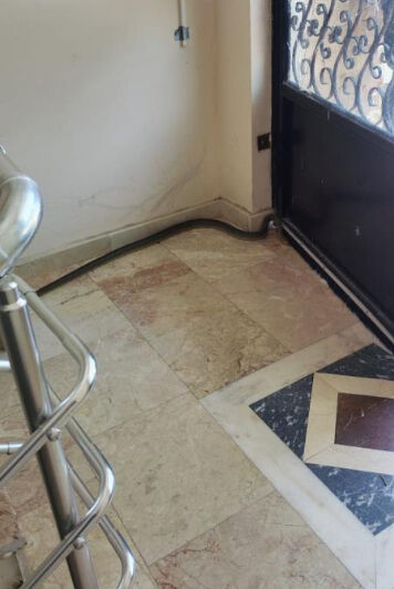 Afyonkarahisar'da apartmana giren yılan görenlere korku dolu anlar yaşattı - 1. Resim