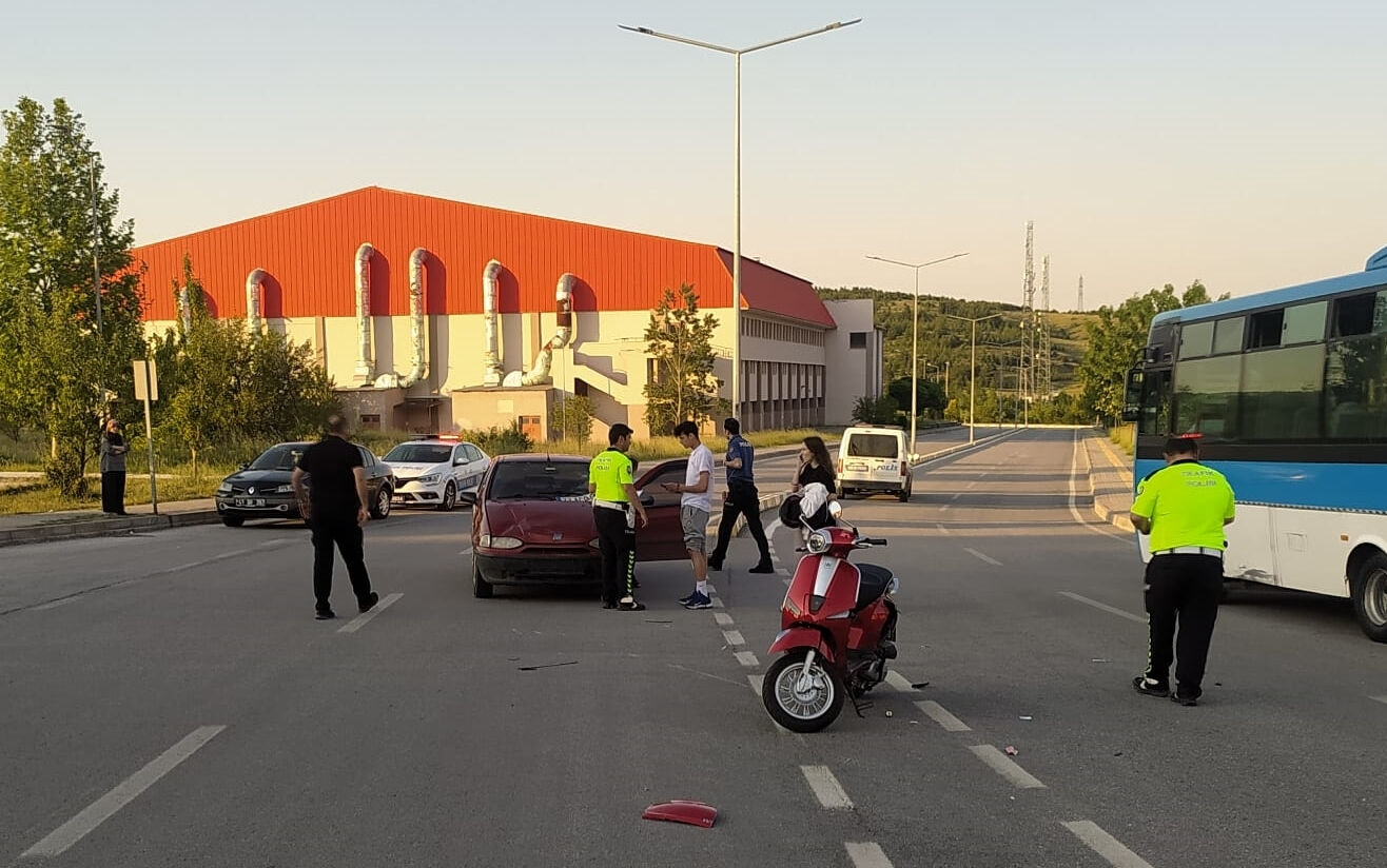 Başıboş köpeklerden kaçarken araba çarptı Başıboş köpeklerden kaçarken araba çarptı - 1. Resim