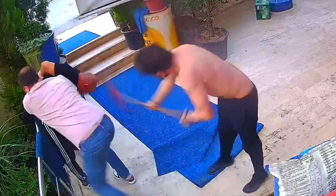 Bıçakla dükkan basan şahsa keserli dayak! Nasıl kaçacağını şaşırdı - 2. Resim