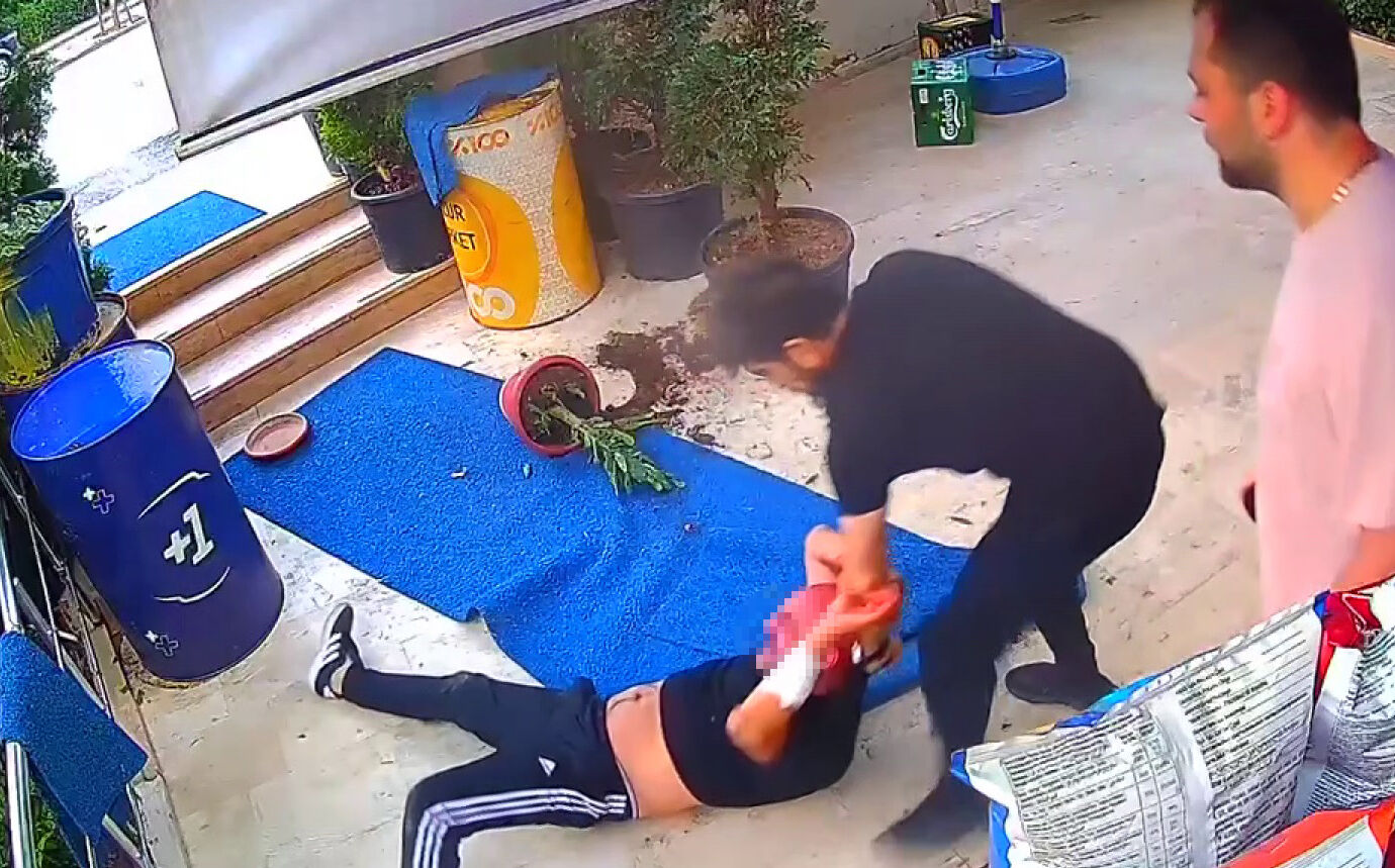 Bıçakla dükkan basan şahsa keserli dayak! Nasıl kaçacağını şaşırdı - 1. Resim