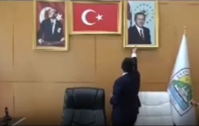 Hakkari'de kayyım atanmıştı... DEM'li Başkanın Erdoğan'ın fotoğrafını indirdiği anlar ortaya &ccedil;ıktı - 1. Resim