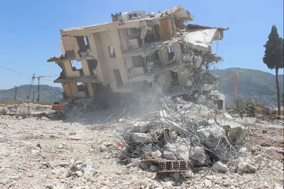 Hatay'da depreme dayanıklılık testi akıllara durgunluk getirdi! Kabine canlı insan koyup yıkımı izlediler - 2. Resim