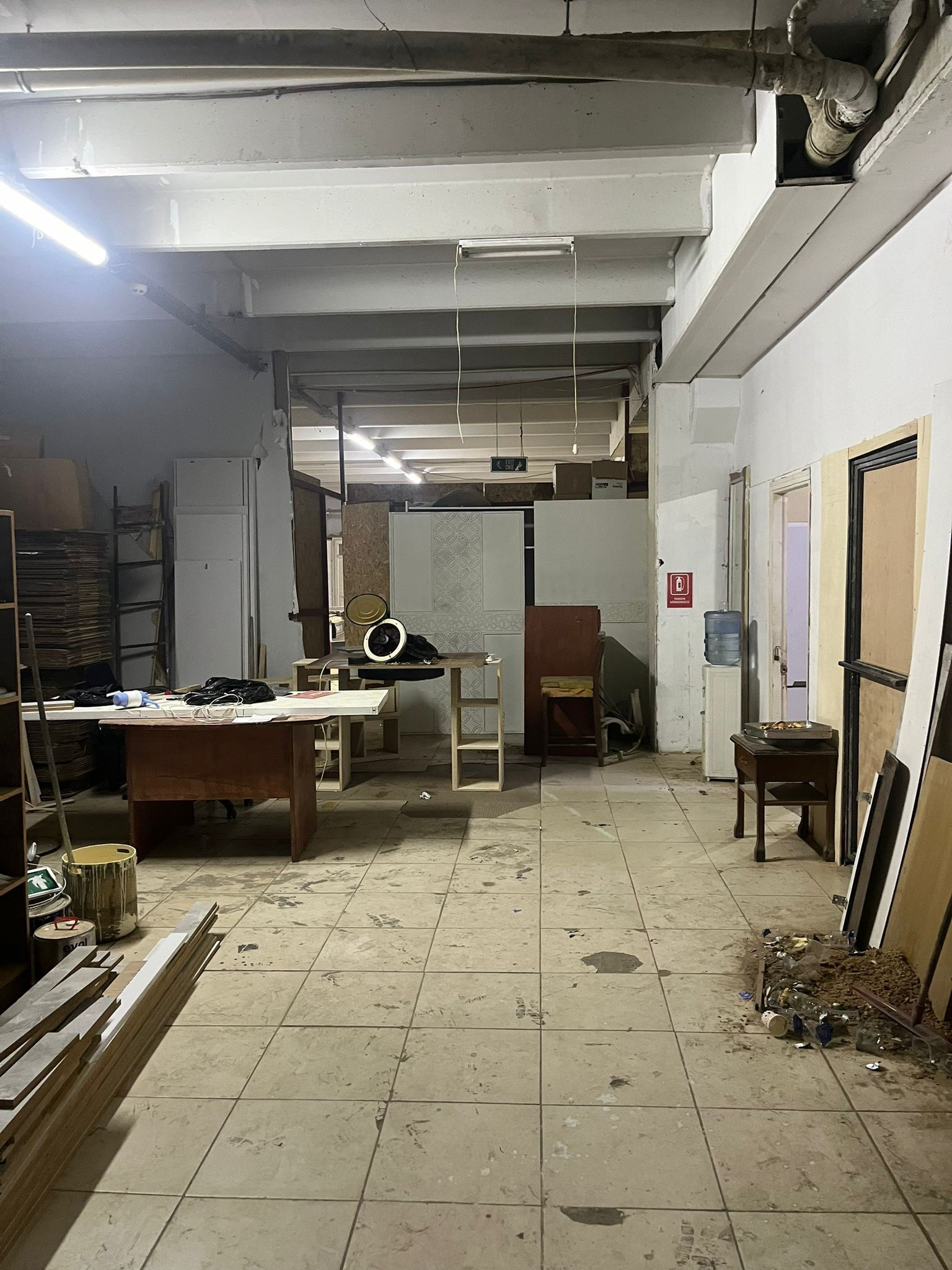 İzmir'de ka&ccedil;ak kumarhaneye baskın! 30 kişiye su&ccedil;&uuml;st&uuml; yapıldı - 1. Resim