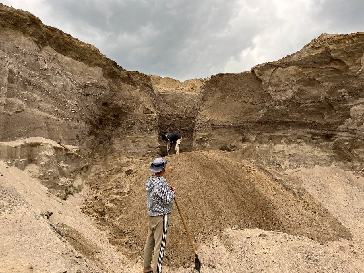 Kırgızistan'daki taş ocağında 4 bin yaşında mamut kemikleri bulundu - 1. Resim