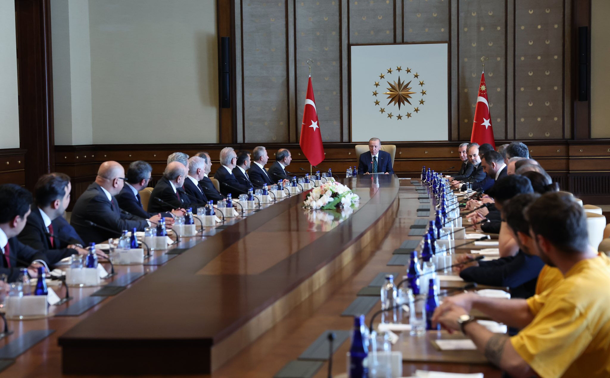 Son şampiyon Galatasaray, Beştepe'de: Dursun Özbek'ten Erdoğan'a 53 numaralı forma hediyesi - 3. Resim