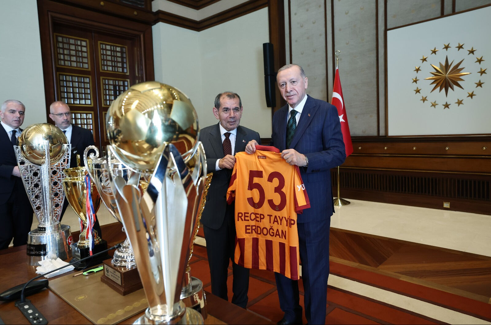 Son şampiyon Galatasaray, Beştepe'de: Dursun Özbek'ten Erdoğan'a 53 numaralı forma hediyesi - 4. Resim