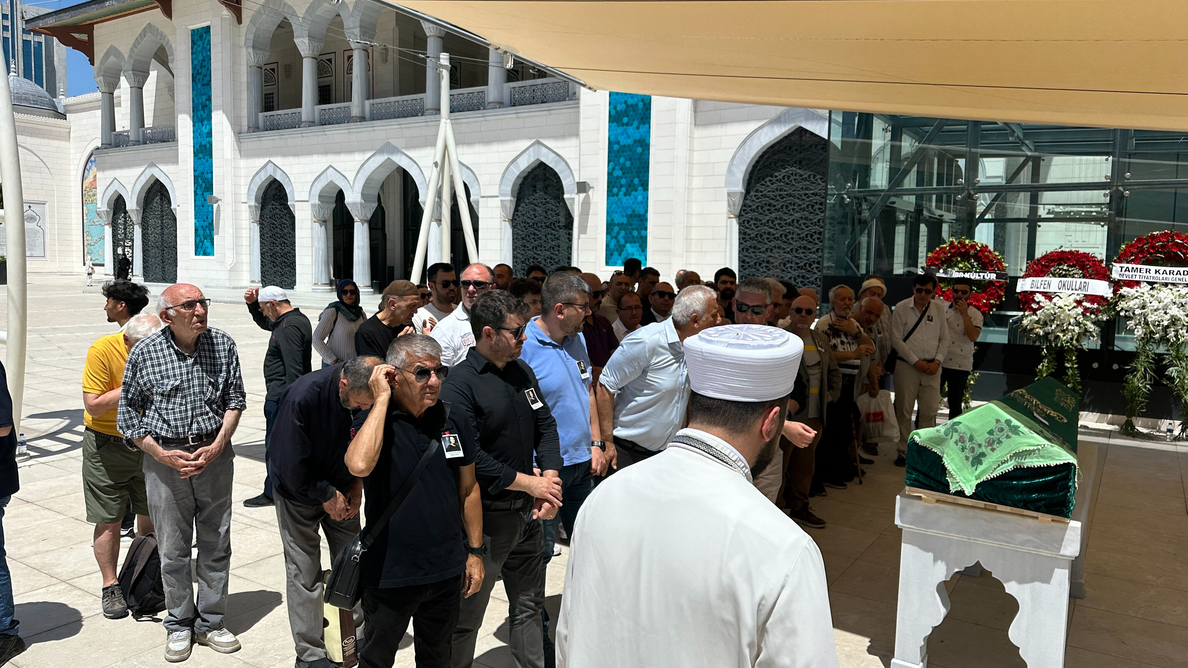 Ünlü sanatçı Fatma Karanfil'e son yolculuğunda vefasızlık! Aşk-ı Memnu oyuncuları katılmadı Ünlü sanatçı Fatma Karanfil'e son yolculuğunda vefasızlık! Aşk-ı Memnu oyuncuları katılmadı - 2. Resim