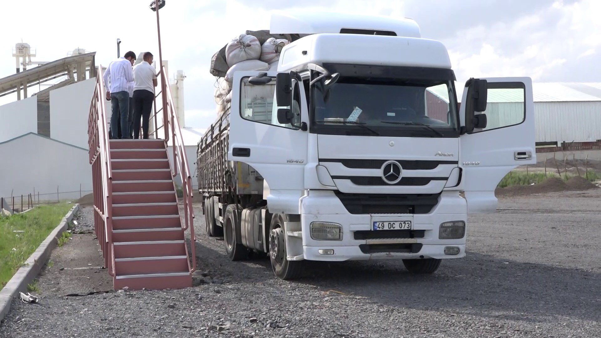 Kurbanlıklar da vizeye takıldı! Doğudan batıya gidecekler önce 'gümrük kapısı'nı atlatmalı Vizesi olmayan kurbanlığa geçiş yok! Doğudan batıya gidecekler önce 'gümrük kapısı'nı atlatmalı - 1. Resim