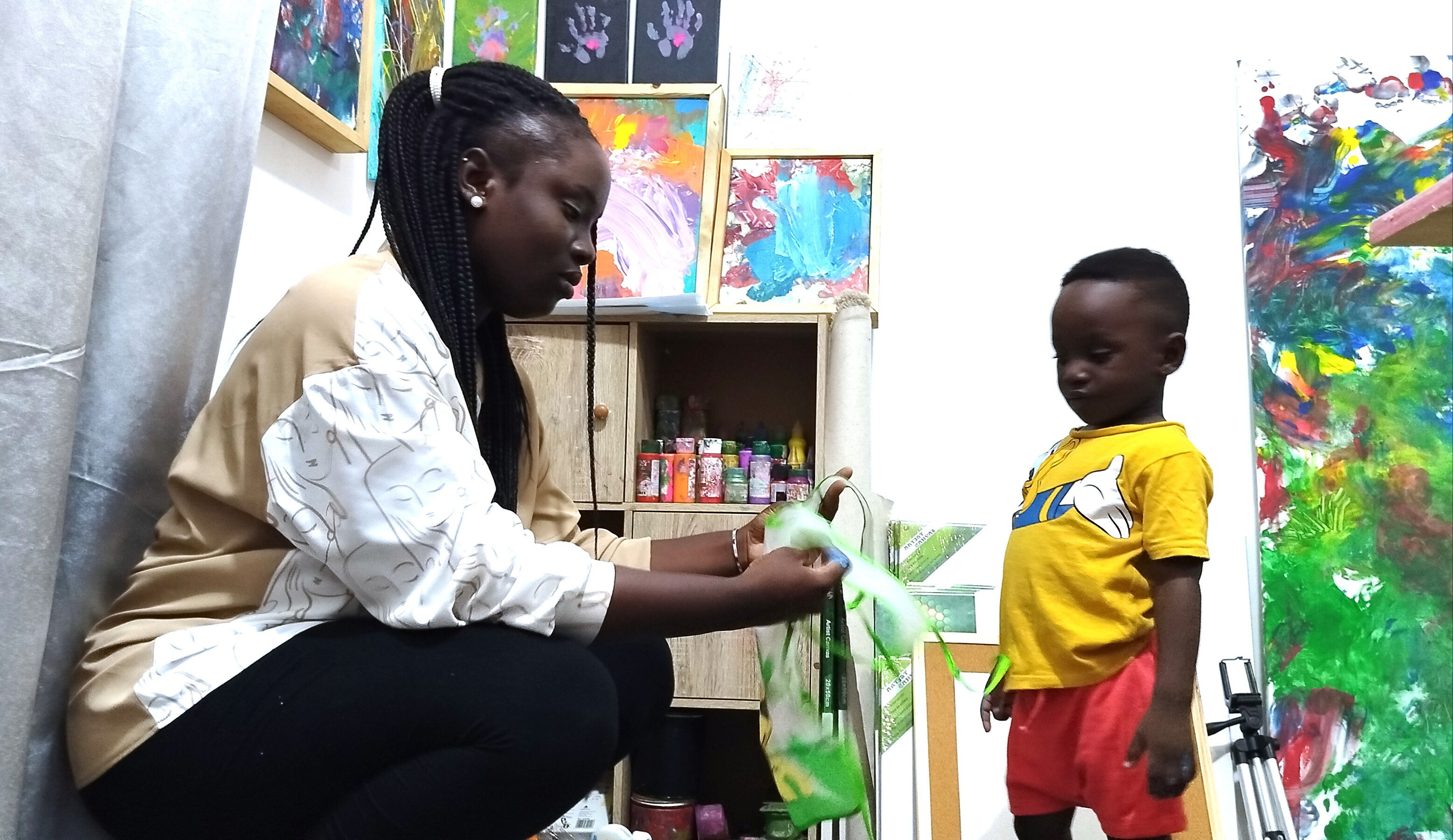 6 aylıkken boyalarla oynamaya başlamış! Dünyanın en küçük ressamının hikayesini annesi anlattı - 1. Resim