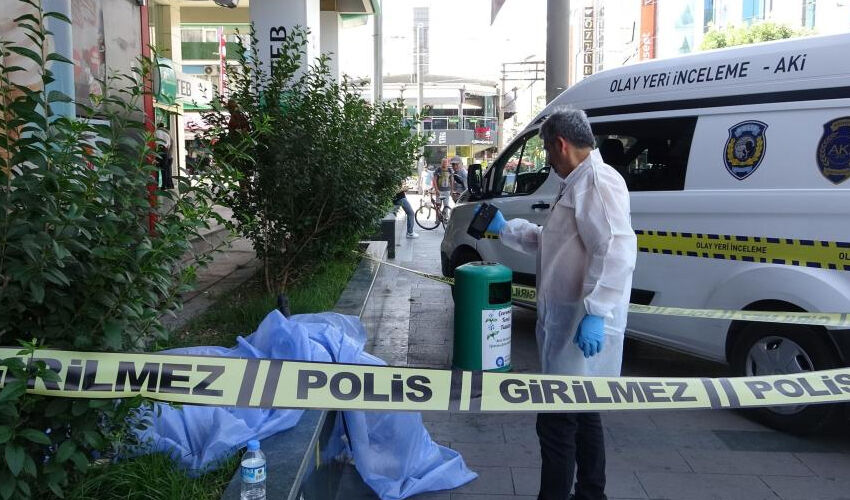 Antalya’da kahreden ölüm! Vatandaşlar kaldırımda cesedini buldu Antalya’da kahreden ölüm! Vatandaşlar kaldırımda cesedini buldu - 1. Resim