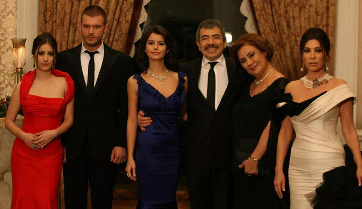 Aşk-ı Memnu 4 Eylül 2008 yılında yayınlanmaya başladı Aşk-ı Memnu 4 Eylül 2008 yılında yayınlanmaya başladı - 1. Resim