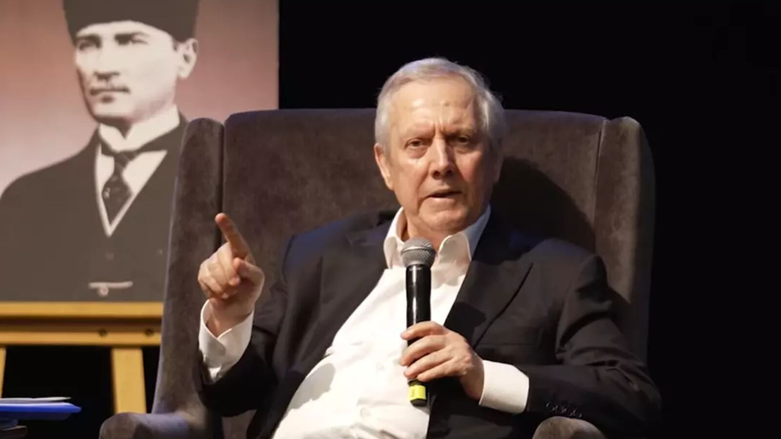 Aziz Yıldırım, bu kez Alex de Souza'yı hedef aldı! 'Saha içerisinde iyi ama' Aziz Yıldırım, bu kez Alex de Souza'yı hedef aldı! 'Saha içerisinde iyi ama' - 1. Resim