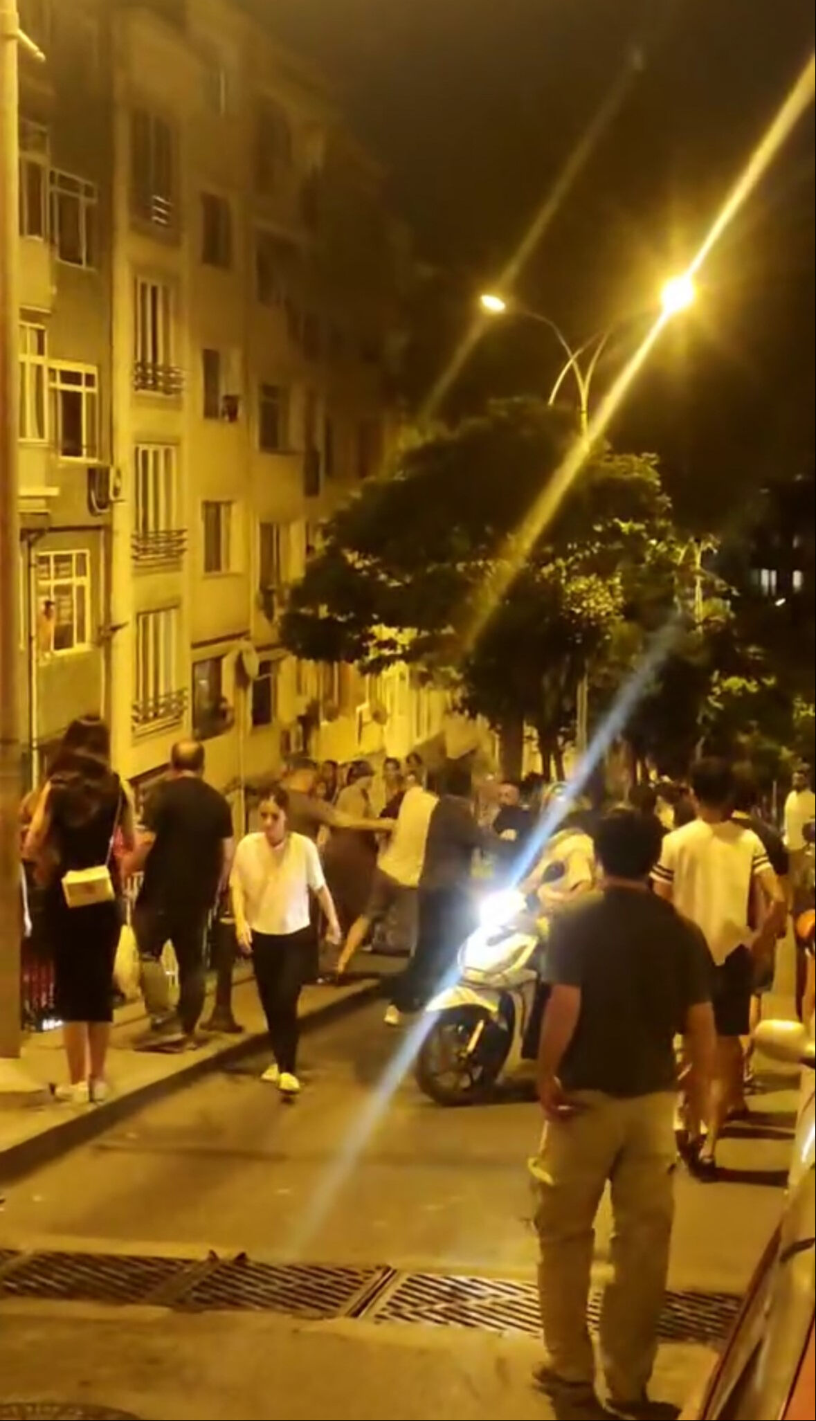 Beşiktaş'ta ilginç olay! Bir tarafta yangın bir tarafta kavga - 2. Resim