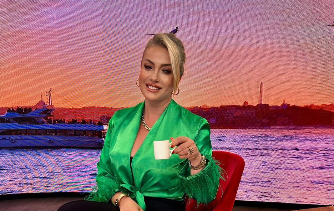 Canlı yayın konuğu Yeliz Yeşilmen'in gençliği ve son hali ilgi topladı Canlı yayın konuğu Yeliz Yeşilmen'in gençliği ve son hali ilgi topladı - 1. Resim