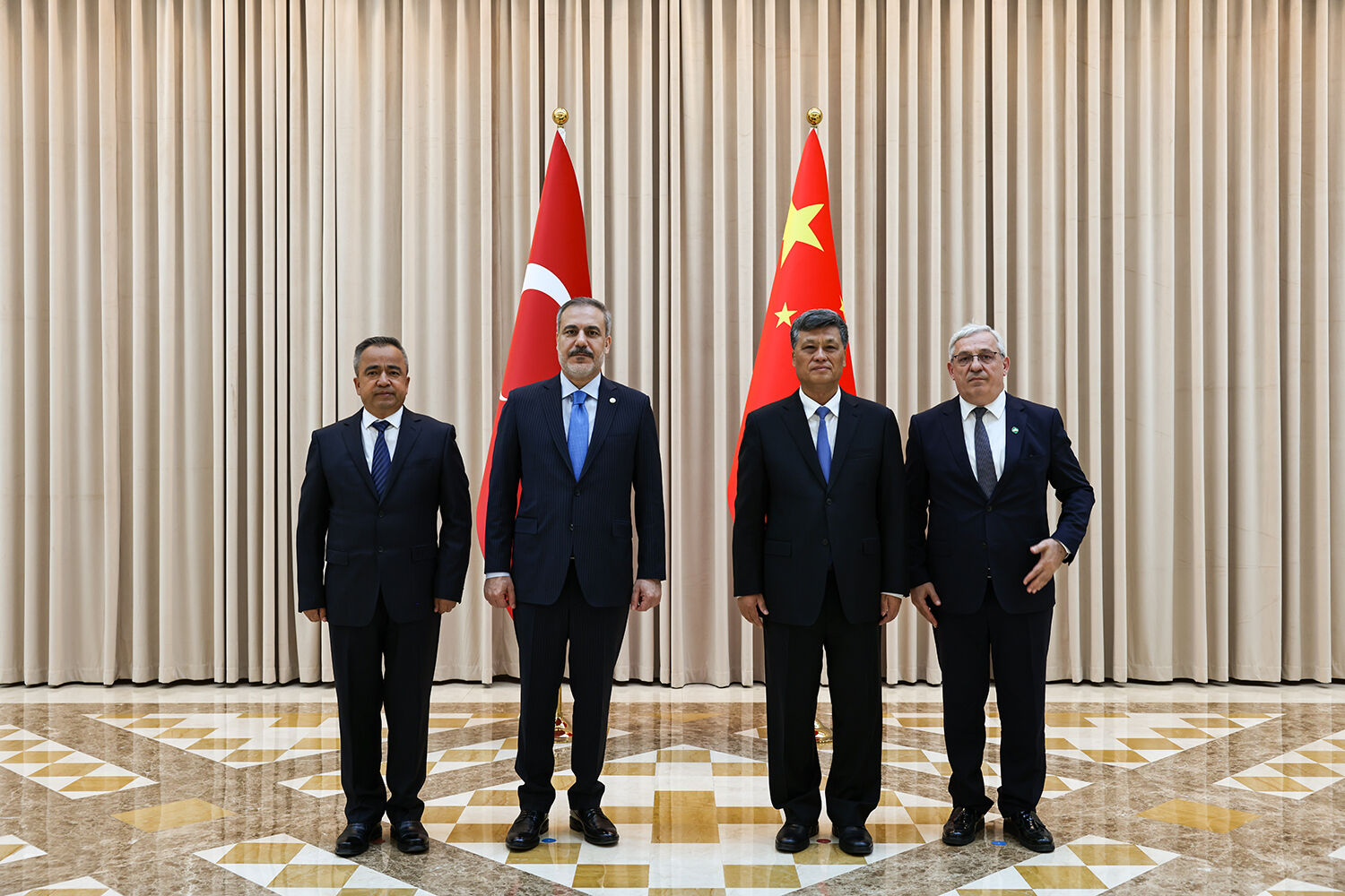 Çin'e kravatlı mesaj! Hakan Fidan'ın her hareketi ses getirdi Çin'e kravat mesajı! Hakan Fidan'ın her hareketi ses getirdi - 4. Resim